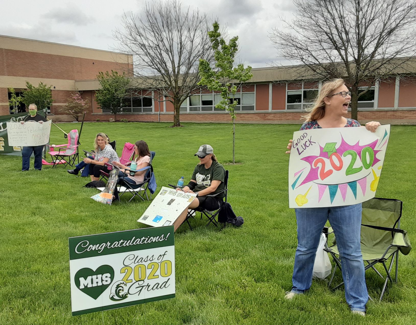 My Town: Cheering section